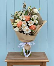 Букет цветов из:  Альстромерии, Лизиантусы, Розы и Хризантемы в Веневе