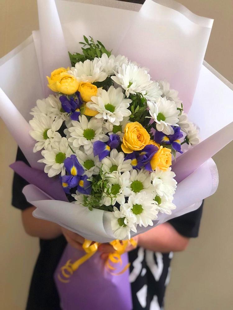 Букет цветов из: Ирисы, Хризантемы и Розы в Веневе