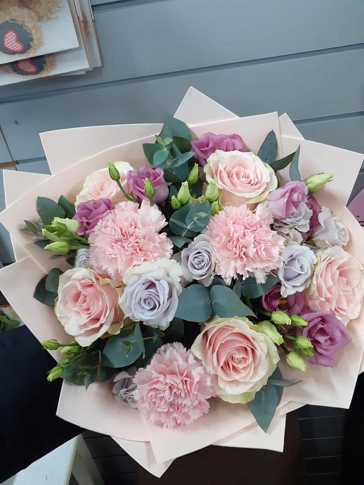 Букет цветов из: Розы, Гвоздики и Лизиантусы в Веневе