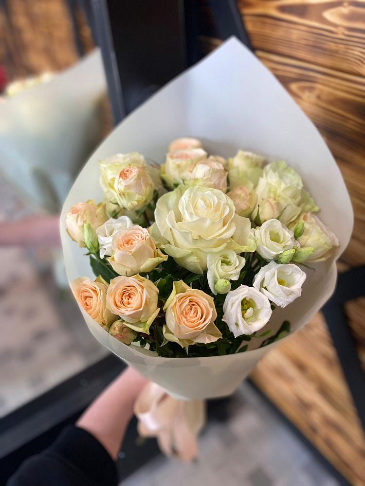 Букет цветов из: Розы и Лизиантусы в Веневе